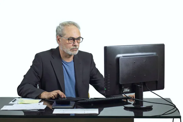 Geschäftsmann Arbeitet Mit Einem Computer Auf Einem Schreibtisch Vor Weißem — Stockfoto
