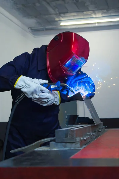보호용 마스크와 작업복으로 금속을 용접하는 작업장에서 일하는 — 스톡 사진