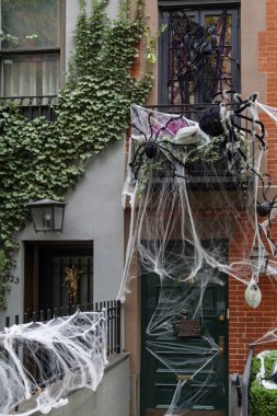 Manhattan 'da Cadılar Bayramı tatili için örümcek ağıyla dekore edilmiş apartmanın önünde. Yüksek kaliteli fotoğraf.