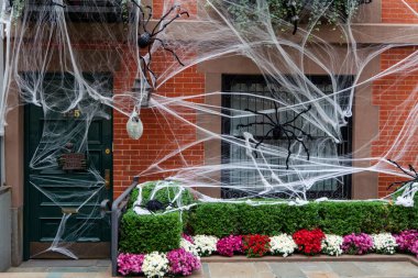 Manhattan 'da Cadılar Bayramı tatili için örümcek ağıyla dekore edilmiş apartmanın önünde. Yüksek kaliteli fotoğraf.