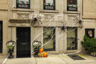 Manhattan 'da Cadılar Bayramı tatili için örümcek ağıyla dekore edilmiş apartmanın önünde. Yüksek kaliteli fotoğraf.