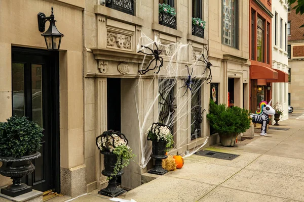 Manhattan 'da Cadılar Bayramı tatili için örümcek ağıyla dekore edilmiş apartmanın önünde. Yüksek kaliteli fotoğraf.