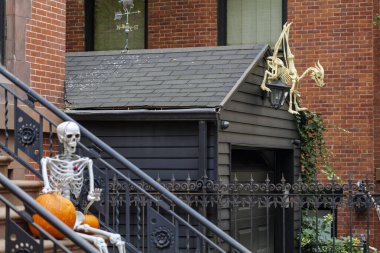 Cadılar Bayramı süslemeleri olan bir evin ön kapısı. Yüksek kaliteli fotoğraf.