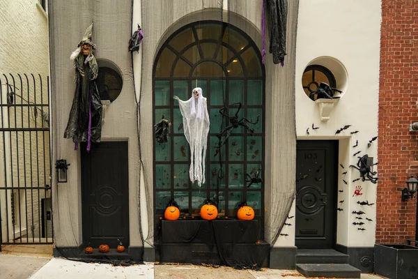 Ytterdörren Till Ett Hus Med Halloweendekorationer Högkvalitativt Foto Stockbild