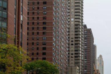 New York 'taki Red Brick konut binaları ABD' nin bulutlu havasında. Yüksek kaliteli fotoğraf.