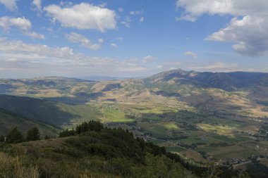 ABD 'de yaz dağı manzarası. Güneşli bir gün ve bulutlu bir gökyüzü, tepelerin manzarası. Yüksek kaliteli fotoğraf.