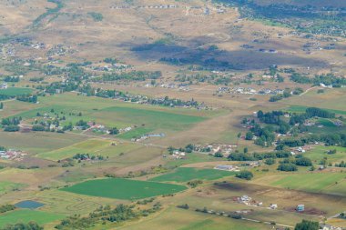 ABD 'de yaz dağı manzarası. Güneşli bir gün ve bulutlu bir gökyüzü, kayanın tepesinden köy manzarası. Yüksek kaliteli fotoğraf.