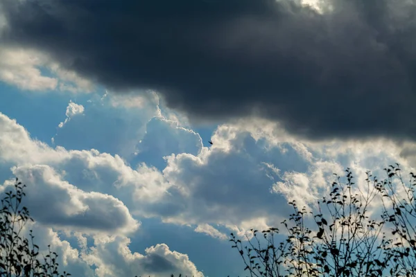 Статическое Изображение Темного Вертолета Летящего Над Головой Голубым Облачным Небом — стоковое фото