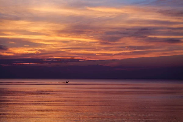 Céu Dramático Durante Colorido Pôr Sol Vermelho Roxo Sobre Oceano — Fotografia de Stock