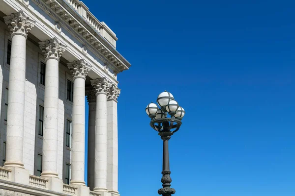Part Capitol Building Columns Street Lamp Blue Sky Background Copy — Stock Photo, Image