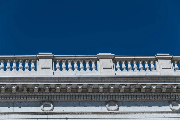 Die Architektur Von Hausfenstern Stuckverzierungen Und Säulen Einem Sonnigen Tag — Stockfoto