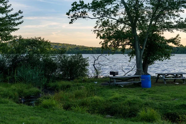 Rockland Lake, New York yakınlarındaki bir parkta çöpler için mavi plastik fıçı. Yüksek kaliteli fotoğraf.