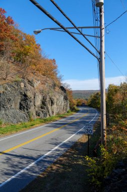 Güneşli bir günde dağ yolu, arkada mavi gökyüzü. Yüksek kaliteli fotoğraf.