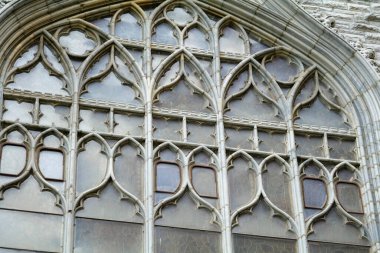 Katedral 'in dış görünüşü sabahleyin bulutlu bir gökyüzüyle. İnsan yok. Yüksek kaliteli fotoğraf.