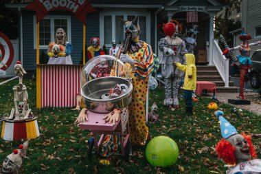  Birçok parlak ve renkli cadılar bayramı süslemeleri, iskeletler, oyulmuş balkabakları, ve bir evin bahçesinde ve ön bahçesinde korkuluklar. Yüksek kaliteli fotoğraf.