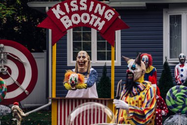  Birçok parlak ve renkli cadılar bayramı süslemeleri, iskeletler, oyulmuş balkabakları, ve bir evin bahçesinde ve ön bahçesinde korkuluklar. Yüksek kaliteli fotoğraf.