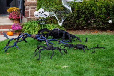  Birçok parlak ve renkli cadılar bayramı süslemeleri, iskeletler, oyulmuş balkabakları, ve bir evin bahçesinde ve ön bahçesinde korkuluklar. Yüksek kaliteli fotoğraf.