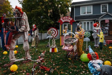  Birçok parlak ve renkli cadılar bayramı süslemeleri, iskeletler, oyulmuş balkabakları, ve bir evin bahçesinde ve ön bahçesinde korkuluklar. Yüksek kaliteli fotoğraf.