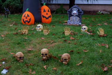  Birçok parlak ve renkli cadılar bayramı süslemeleri, iskeletler, oyulmuş balkabakları, ve bir evin bahçesinde ve ön bahçesinde korkuluklar. Yüksek kaliteli fotoğraf.