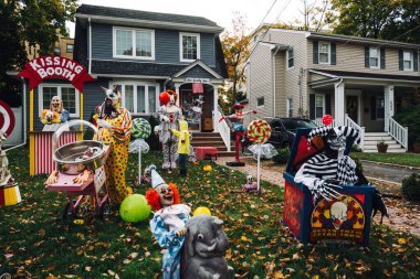  Birçok parlak ve renkli cadılar bayramı süslemeleri, iskeletler, oyulmuş balkabakları, ve bir evin bahçesinde ve ön bahçesinde korkuluklar. Yüksek kaliteli fotoğraf.