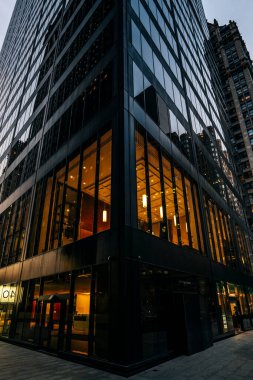 Manhattan 'daki gökdelenlerin alçak açılı görüntüsü. Yüksek kaliteli fotoğraf.