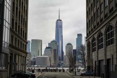 Manhattan 'daki Dünya Ticaret Merkezi binası, New Jersey' deki binaların arasından manzara. Yüksek kalite fotoğraf