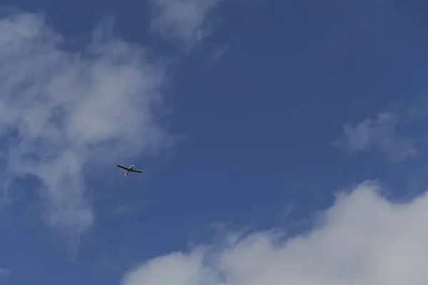 Pequeño Avión Hélice Blanca Cessna Sola Que Vuela Cielo Azul — Foto de Stock