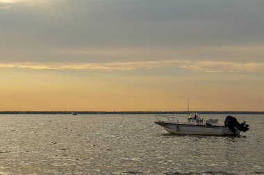 Yazın okyanusta gün batımı ve teknelerin gölgeleri. Yüksek kalite fotoğraf