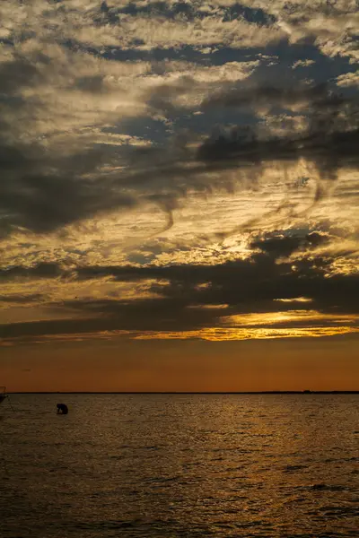 ビーチと海の美しい夕日 ヴィンテージフィルター 高品質の写真 — ストック写真