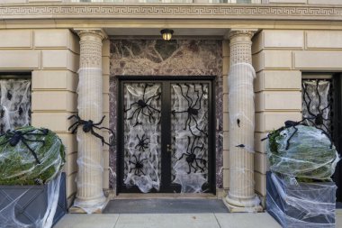 Manhattan 'da bir binanın önünde cadılar bayramı örümcekleri ve web dekorasyonu. Yüksek kalite fotoğraf