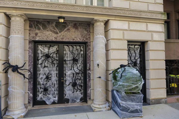 Manhattan 'da bir binanın önünde cadılar bayramı örümcekleri ve web dekorasyonu. Yüksek kalite fotoğraf