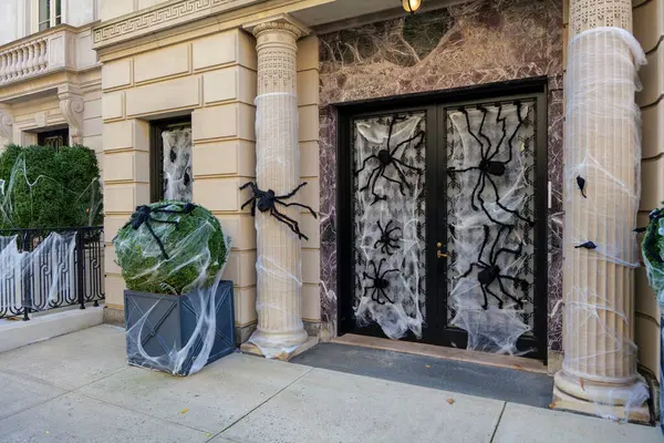 Manhattan 'da bir binanın önünde cadılar bayramı örümcekleri ve web dekorasyonu. Yüksek kalite fotoğraf