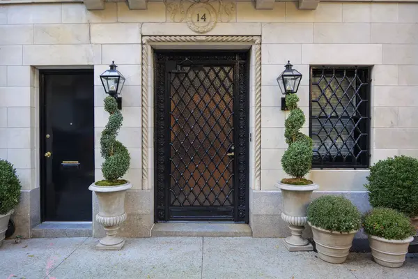 Manhattan 'ın merkezinde aristokrat bir ailesi olan güzel bir evin ön kapısı. Yüksek kalite fotoğraf