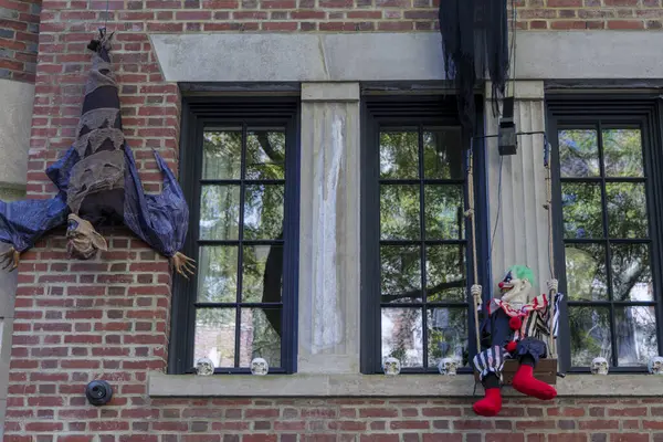 New York 'taki binanın önündeki Cadılar Bayramı süslemeleri. Yüksek kalite fotoğraf