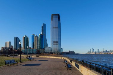 Baharda Liberty State Park 'tan New Jersey' e açık mavi gökyüzü 2024. Yüksek kalite fotoğraf