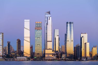 Midtown Manhattan ve Hudson Yards gökdelenleri alacakaranlıkta, New York. Yüksek kalite fotoğraf