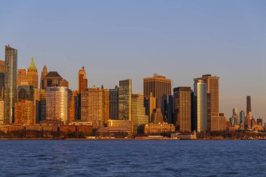 Gün batımında Manhattan şehir merkezinin ufuk çizgisi Liberty State Park 'ın panoramik manzarası. Yüksek kalite fotoğraf