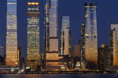 Midtown Manhattan ve Hudson Yards gökdelenleri alacakaranlıkta, New York. Yüksek kalite fotoğraf