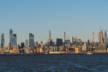 Hudson 'ın New Jersey tarafından Manhattan' ın batı tarafına bak. Yüksek kalite fotoğraf