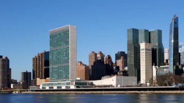  Roosevelt Adası 'ndan Birleşmiş Milletler Karargahı. Güneşli bir günde New York 'un gökyüzü manzarası. Yüksek kalite 4k görüntü