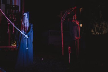 Korkunç Palyaçolarla ve Cadılar Bayramı dekorasyonlarıyla dolu lanetli karnaval avanı. Yüksek kalite fotoğraf