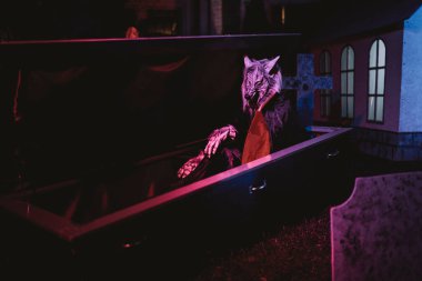 Korkunç Palyaçolarla ve Cadılar Bayramı dekorasyonlarıyla dolu lanetli karnaval avanı. Yüksek kalite fotoğraf