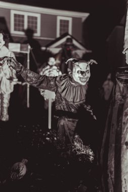 Öpüşen Booth ve Karnaval Kurgusu 'yla ürkütücü Cadılar Bayramı Palyaçosu Sahnesi. Yüksek kalite fotoğraf