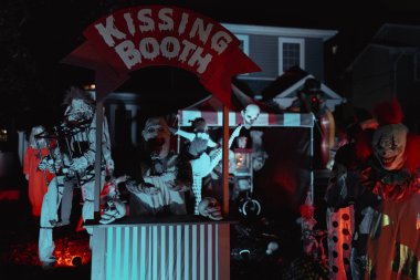Öpüşen Booth ve Karnaval Kurgusu 'yla ürkütücü Cadılar Bayramı Palyaçosu Sahnesi. Yüksek kalite fotoğraf