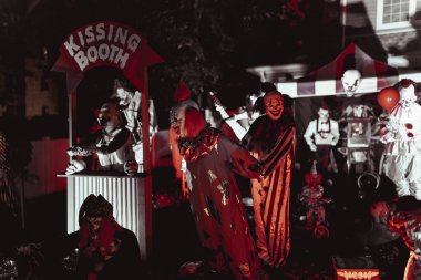 Öpüşen Booth ve Karnaval Kurgusu 'yla ürkütücü Cadılar Bayramı Palyaçosu Sahnesi. Yüksek kalite fotoğraf