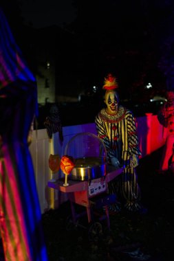 Ürkütücü Cadılar Bayramı Palyaçosu ve Ürkütücü Işıklandırmada Pamuk Şeker Arabası. Yüksek kalite fotoğraf