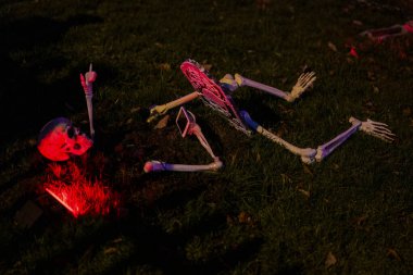 Ürkütücü İskelet Sahnesi, Pembe Işıklandırma ve Ürkütücü Cadılar Bayramı Gösterisi. Yüksek kalite fotoğraf