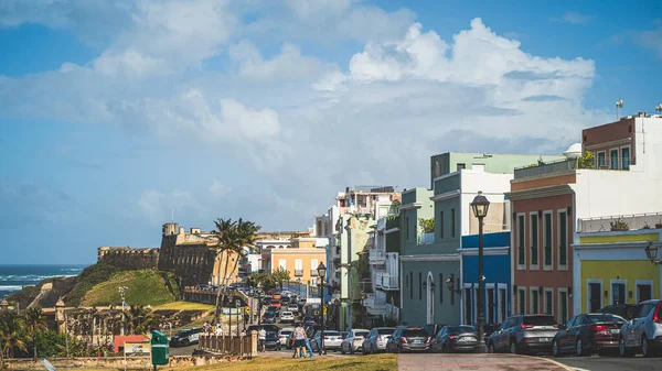 サンフアン プエルトリコ2021年3月29日 美しい日に背景にカラフルな建物やサン クリストバル城と通りに沿って車 — ストック写真