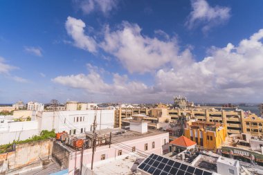 Eski San Juan çatıları - sanayi ekipmanları, güneş enerjisi, telekom ve elektrik hatlarını gösteren yüksek açılı manzara
