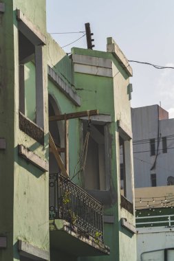 Eski San Juan Porto Riko 'daki eski yeşil tarihi binanın balkonuna ahşap çekiş ve ip - dikey